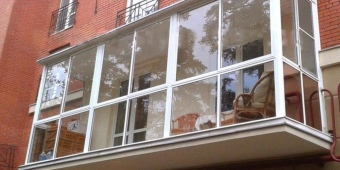 Французское остекление балкона холодного типа