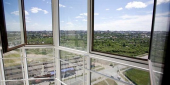 Остекление балкона ПВХ-профилем, внутренняя отделка пластиковыми панелями