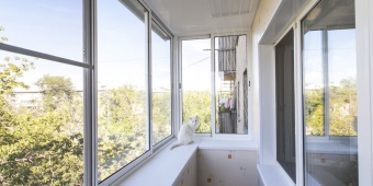 Остекление балкона алюминиевым профилем, установка козырька и москитной сетки