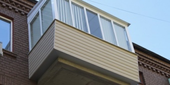 Остекление балкона алюминиевым профилем, внешняя отделка выполнена пластиковым сайдингом